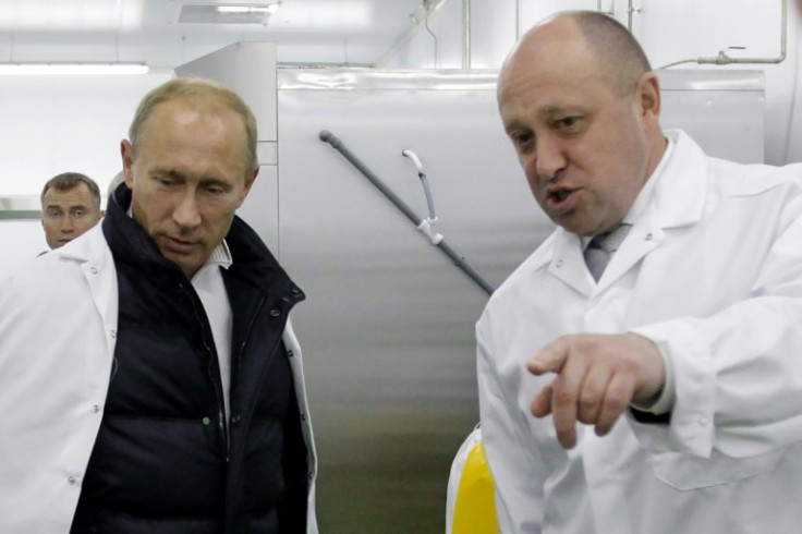 Yevgeny Prigozhin (R), who controls the Wagner private military group, with Russian President Vladimir Putin
