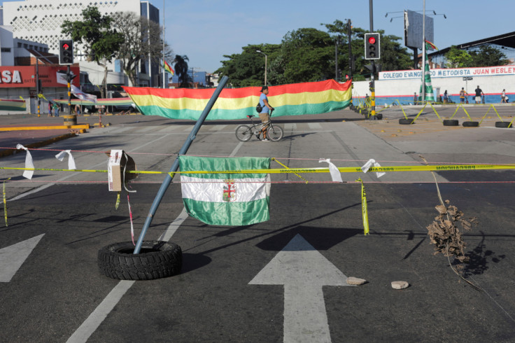 Protesters block roads after governor's arrest, in Santa Cruz de la Sierra