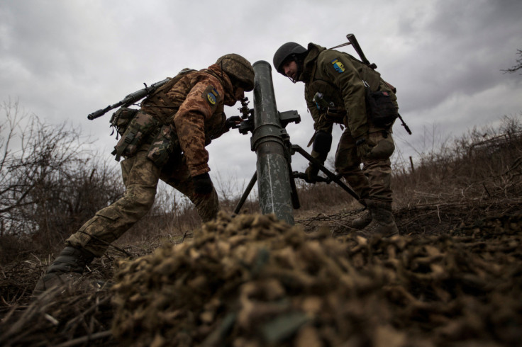 Prajurit Ukraina memasang mortir untuk menembakkannya ke arah posisi pasukan Rusia, di pinggiran Bakhmut