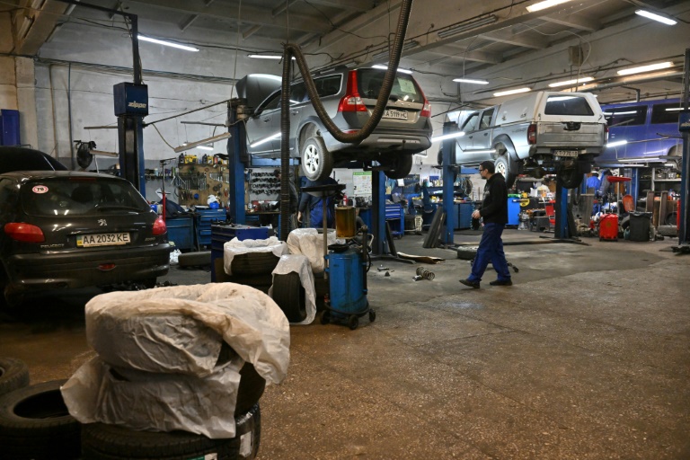 Ukraine Garage Turns Beat-up Cars Into Battlefield Assets - Vimarsana News
