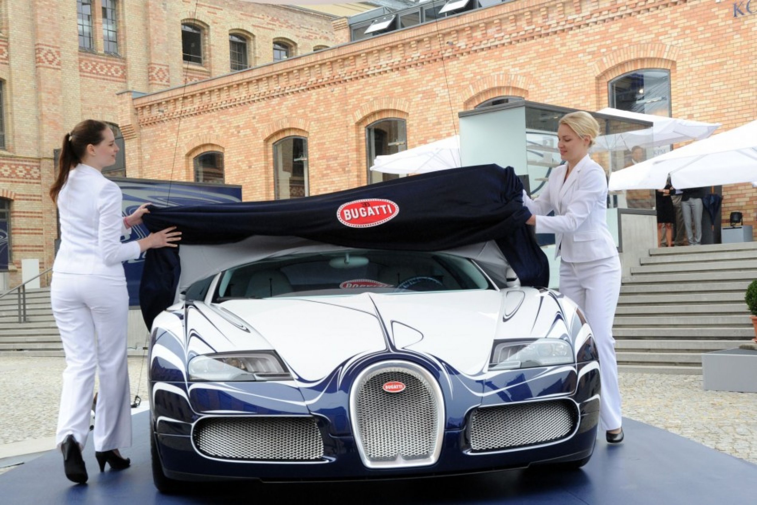 Unique Pictures World Debut of Bugatti LOr Blanc