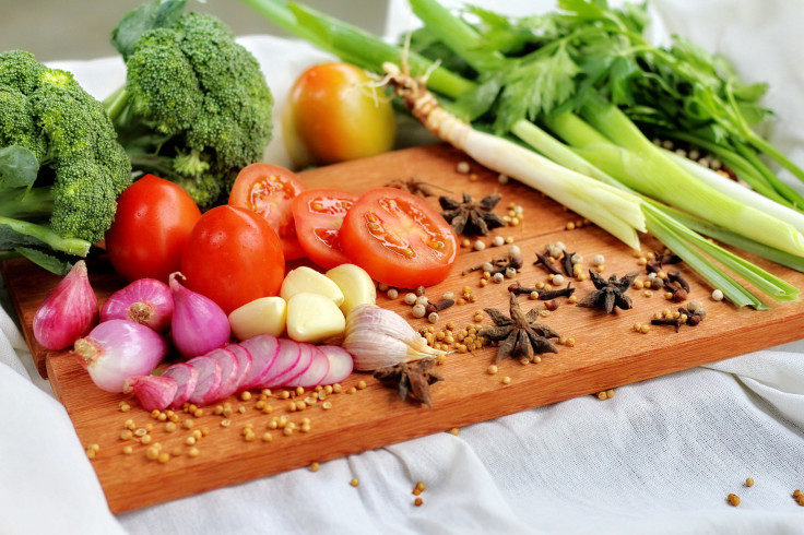 Chopping board with veggies