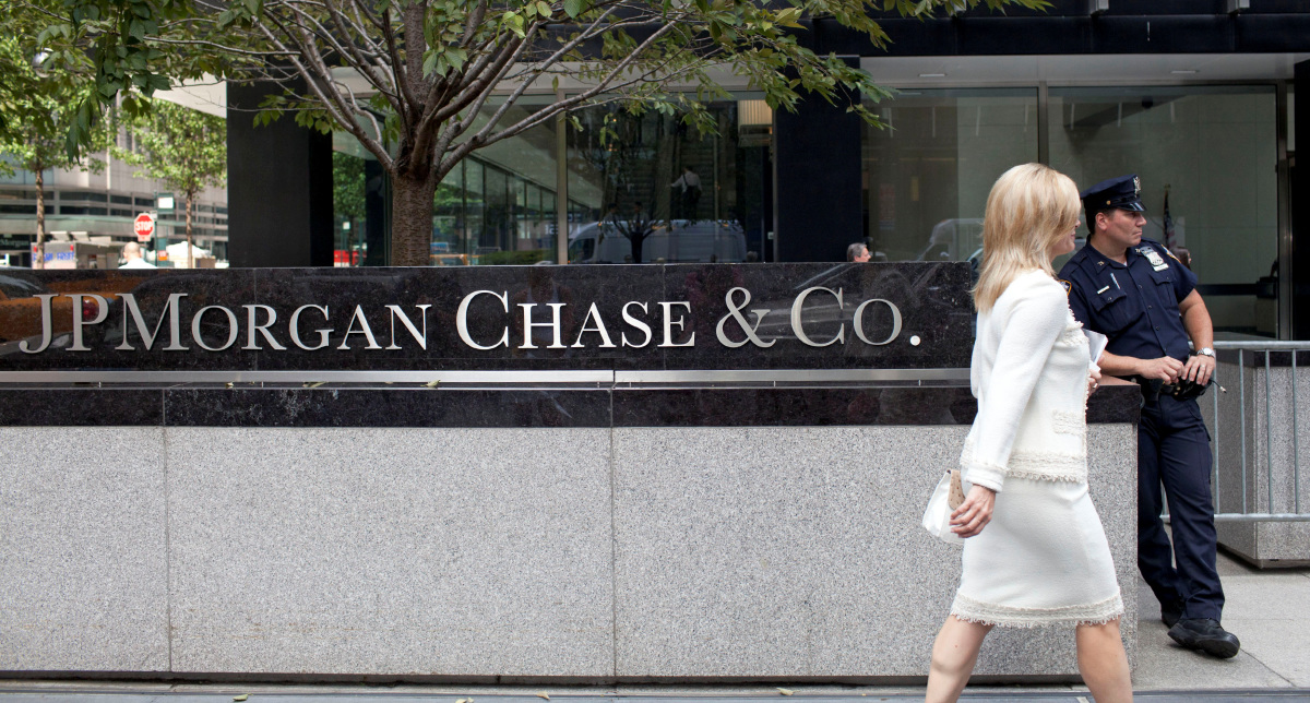 https://d.ibtimes.com/en/full/4406046/woman-walks-past-jpmorgan-chase-cos-international-headquarters-park-avenue-new-york.jpg