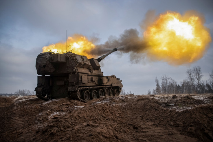 Prajurit Ukraina menembakkan howitzer self-propelled Krab Polandia ke posisi Rusia di garis depan di wilayah Donetsk