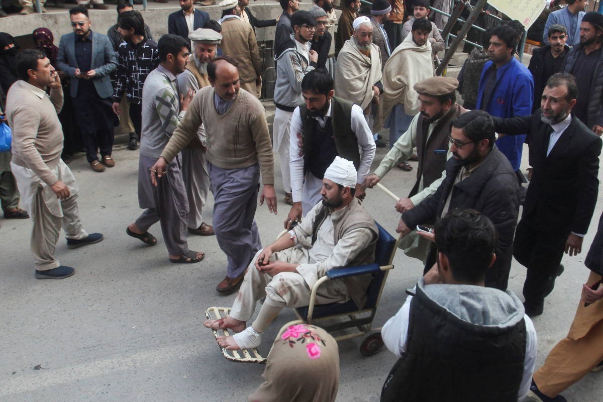 https://d.ibtimes.com/en/full/4412967/men-move-injured-victim-after-suicide-blast-mosque-hospital-premises-peshawar.jpg