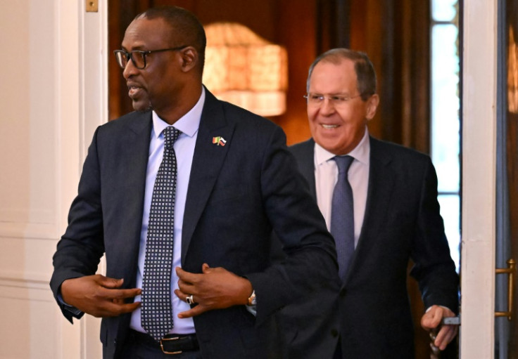 Russian Foreign Minister Sergei Lavrov (right) and his Malian counterpart Abdoulaye Diop met in Moscow on May 20, 2022