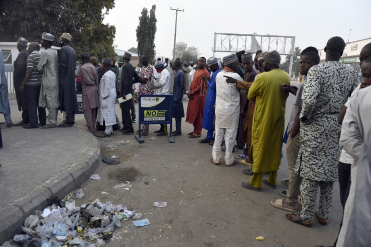 A plan to replace old Nigerian naira notes with new ones has caused a shortage of cash and long lines outside banks