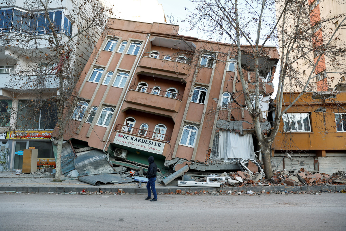 Turkey Steps Up Collapsed Buildings Investigation, Orders 113 Arrested ...