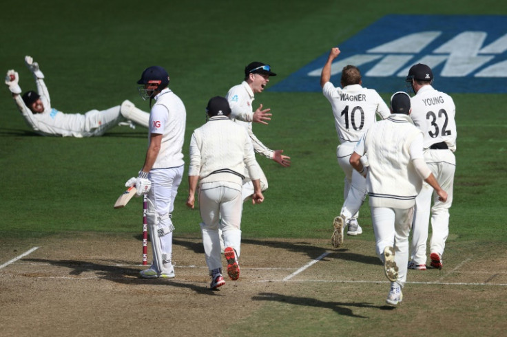 New Zealand's Neil Wagner (C) celebrates taking the final wicket of England's James Anderson to win the second Test and level the series
