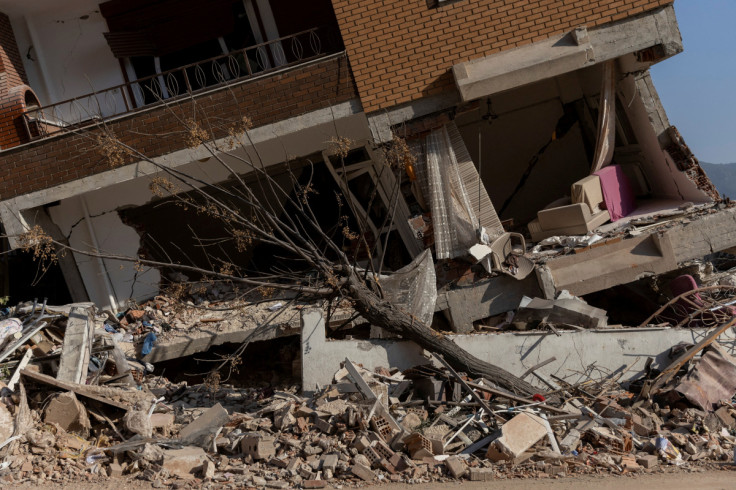 Turkey quake survivors risk it all to retrieve belongings