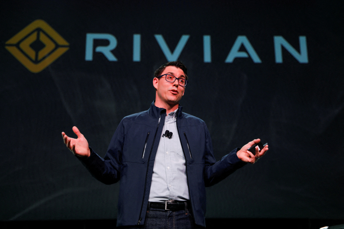 https://d.ibtimes.com/en/full/4426582/rivian-introduces-all-electric-pickup-suv-la-auto-show-los-angeles.jpg