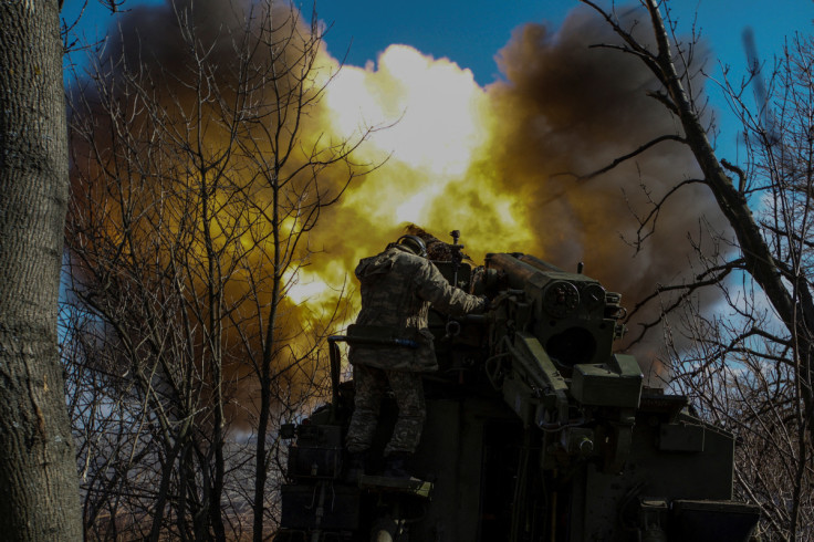 Prajurit Ukraina menembakkan howitzer self-propelled 2S5 Giatsint-S ke arah pasukan Rusia di luar kota garis depan Bakhmut