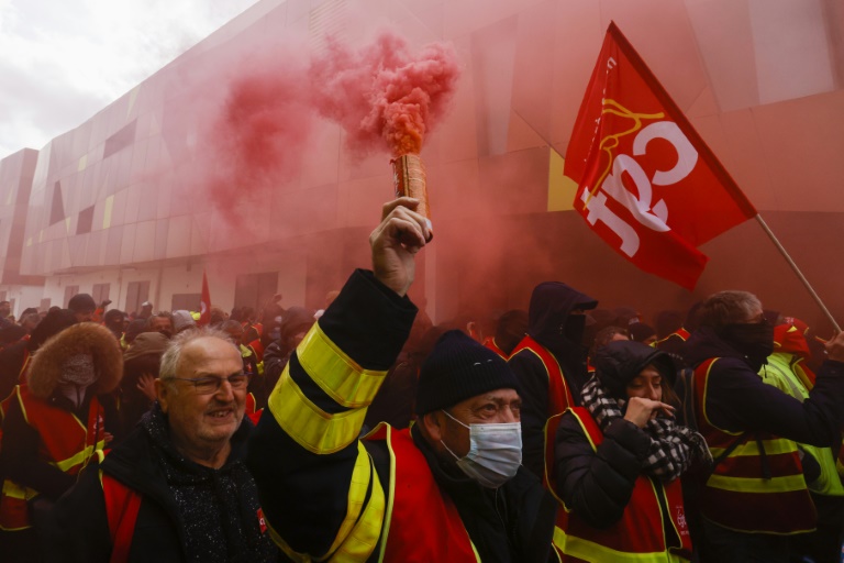 power-cut-to-paris-2024-olympic-sites-in-pensions-protest-union-ibtimes