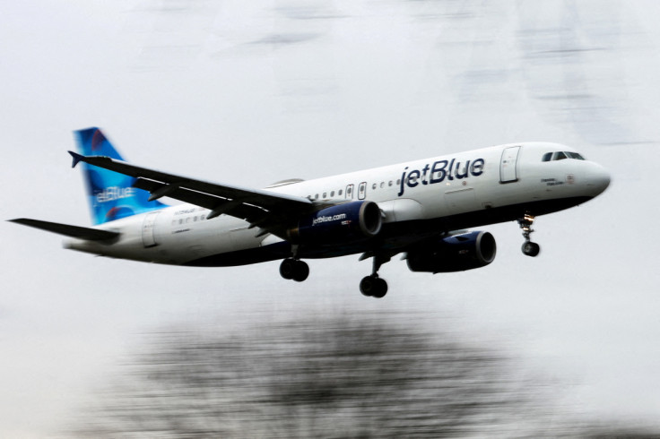 Planes resume flights following an FAA system outage at Laguardia Airport in New York