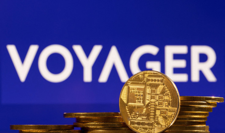 İllüstrasyon, Voyager Digital logosunu ve kripto para birimlerinin temsillerini göstermektedir