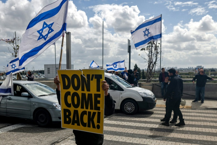 Ahead of Netanyahu's departure, critics took their protests to Ben Gurion airport