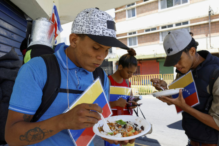 Venezuelan migrants eat in San Jose before continuing their journey to the US