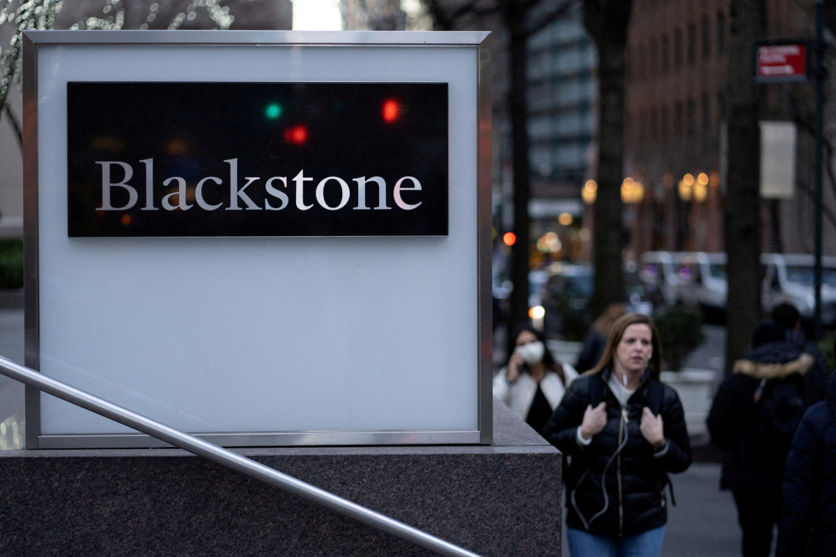 https://d.ibtimes.com/en/full/4436178/signage-seen-outside-blackstone-group-headquarters-new-york-city.jpg