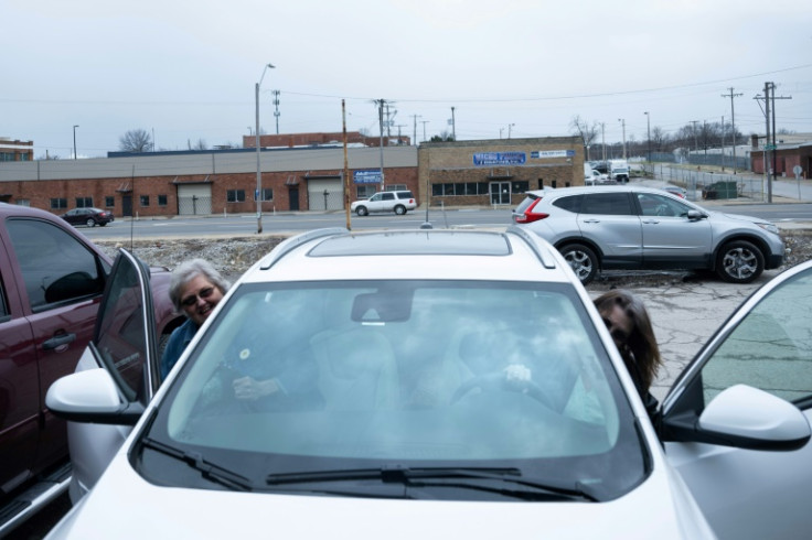 Sisters Juree Burgett and Tanya Knight prepare to drive home to Kansas after buying cannabis in neighboring Missouri