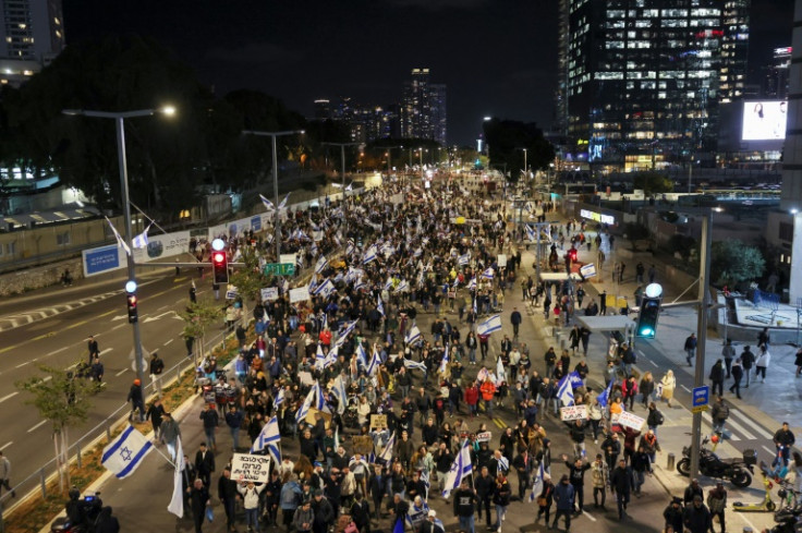 Protesters supporting the Israeli government's judicial reform proposals numbered in the thousands and blocked a Tel Aviv highway
