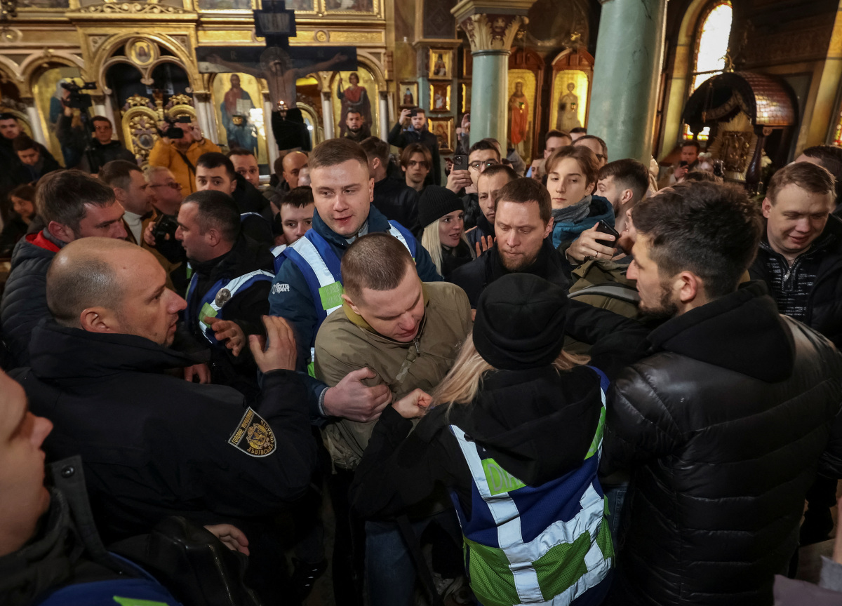 Church Accused Of Moscow Ties Expelled From Two Parishes In Western Ukraine