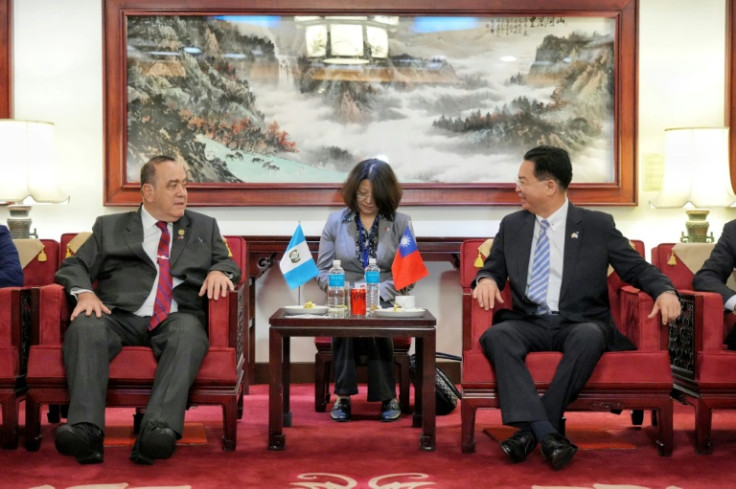 Alejandro Giammattei met Taiwan's Foreign Minister Joseph Wu at Taoyuan International Airport