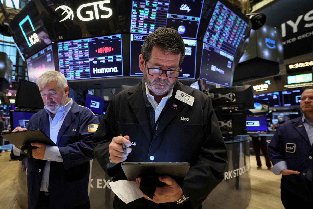 https://d.ibtimes.com/en/full/4450085/traders-work-floor-nyse-new-york.jpg
