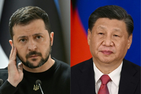 Ukrainian President Volodymyr Zelensky (L) spoke with Chinese leader Xi Jinping by phone