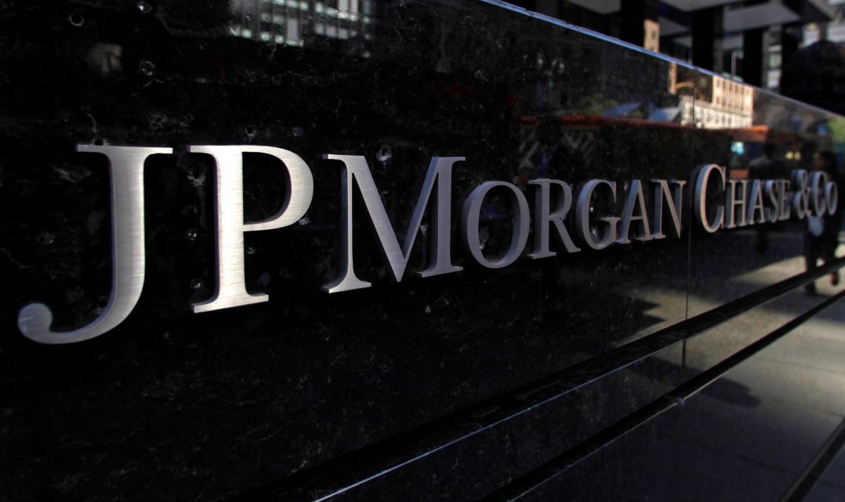 Банк корреспондент. Reuters JPMORGAN. JPMORGAN логотип в интерьере. JPMORGAN дьявол. Jp Morgan Gold.