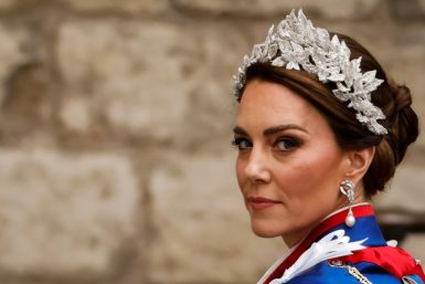 Catherine, wife of heir to the throne Prince William, wore a silver-coloured headpiece with three-dimensional leaf embroidery