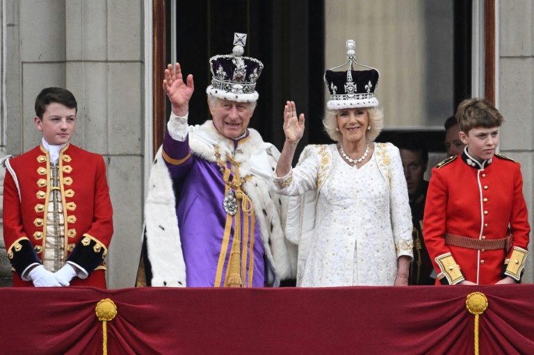 UK Royals Greet Crowds From Buckingham Palace Balcony | IBTimes