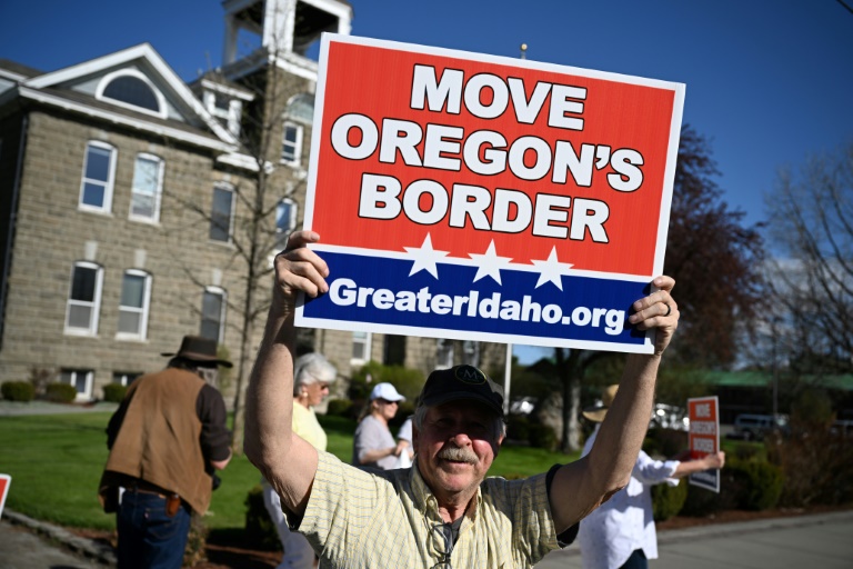 Rural America Dreams Of Secession In Eastern Oregon IBTimes   Signs Demanding Move Oregons Border Appear Alongside Trump 2024 Placards This Small Corner 