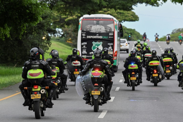 Colombian football team Deportivo Cali increased the police escort alongside its team bus on game days following threats from its own fans