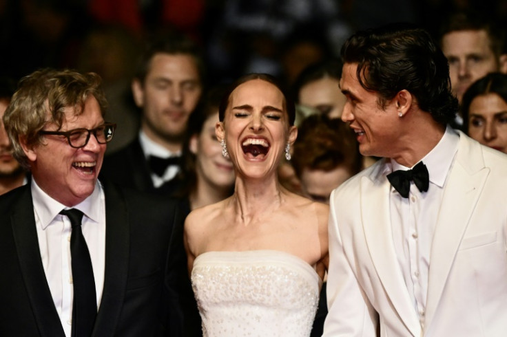 Natalie Portman (C) stars in 'May December'