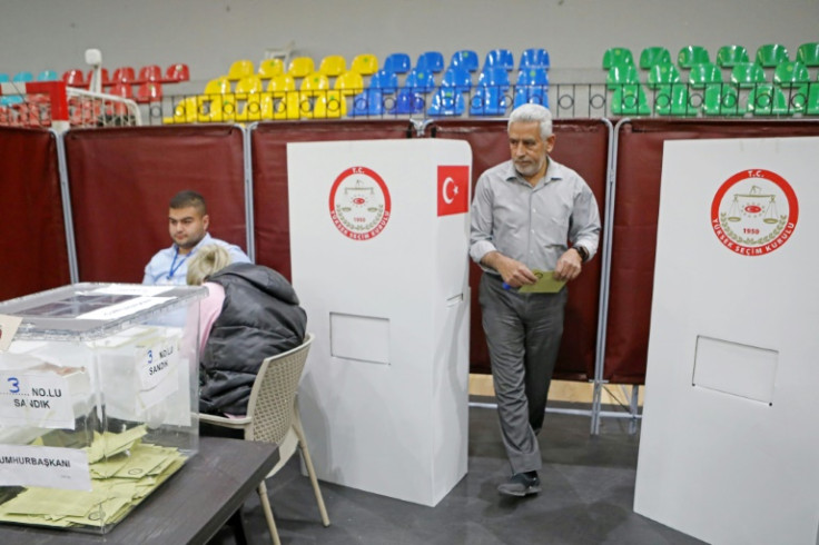 Un électeur vote pour le second tour de l'élection présidentielle turque dans un bureau de vote à Nicosie, la capitale de la République turque autoproclamée de Chypre du Nord (RTCN), le 20 mai 2023