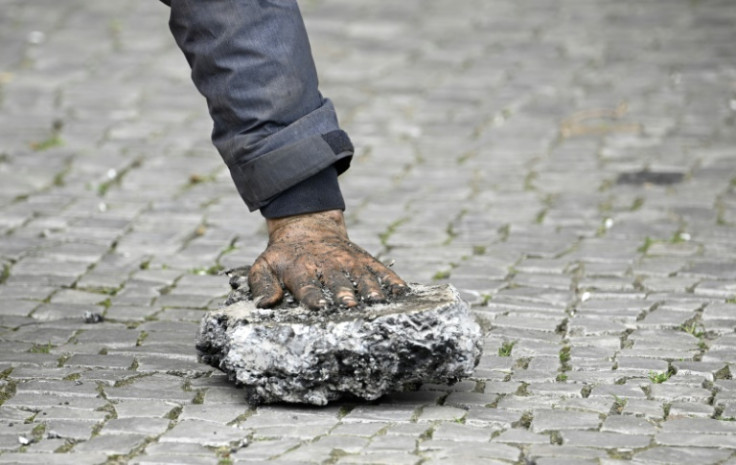 A Last Generation activist was left with a block of asphalt stuck to his hand