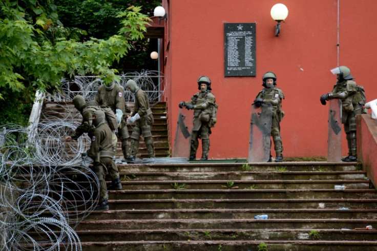 KFOR soldiers encircled the town hall and additionally secured the perimeter with barbed wire