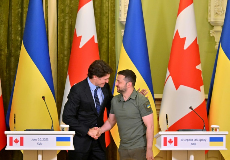 Ukrainian President Volodymyr Zelensky (R) and Canadian Prime Minister Justin Trudeau shake hands after talks in Kyiv