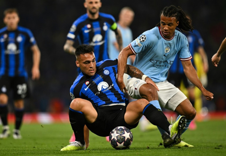 Inter's Lautaro Martinez fights for the ball with Manchester City's Nathan Ake