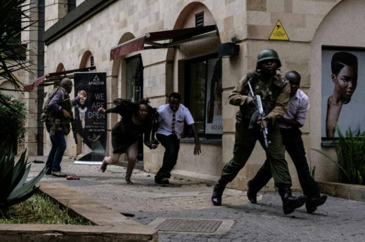 Kenyan security forces help people escape after a bomb blast in Nairobi, Kenya, January 2019