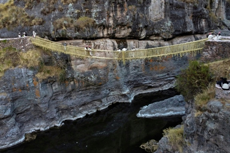 The replacement of the old ropes with new ones takes three days