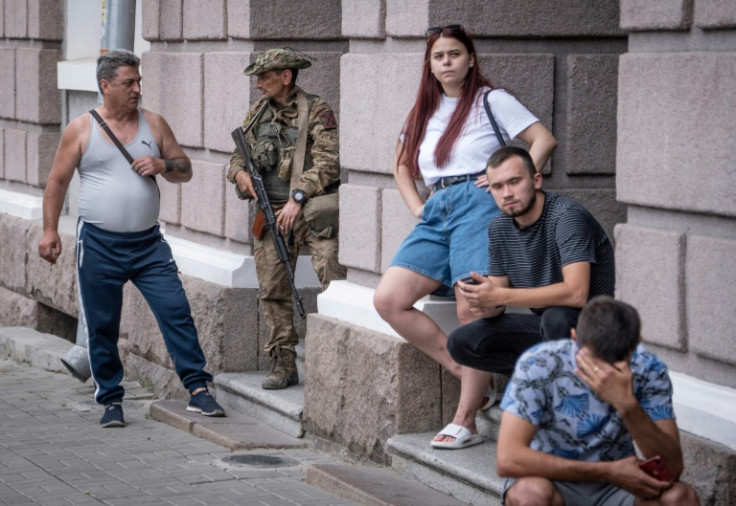 A member of the Wagner group speaks with a resident of Rostov-on-Don during the mercenary group's takeover of the southern Russian city