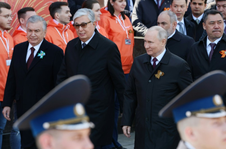 Uzbek President Shavkat Mirziyoyev (L) met Russian leader Vladimir Putin (R) earlier this year