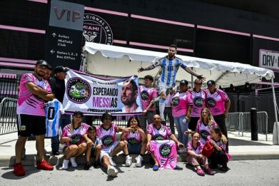 Fans of Argentina's Lionel Messi wait for his arrival at the DRV PNK Stadium in Fort Lauderdale, Florida on July 11, 2023