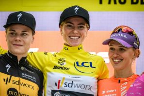 Dutch rider Demi Vollering won the women's Tour de France ahead of Belgian teammate Lotte Kopecky (L) and Poland's Katarzyna Niewiadoma (R)