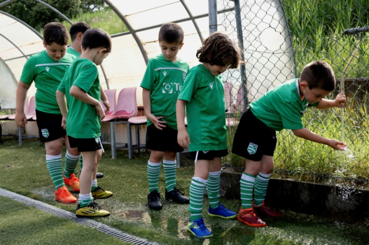 The youngsters line out for water on a hot day at training at Arvalia Villa Pamphili Rugby Roma club
