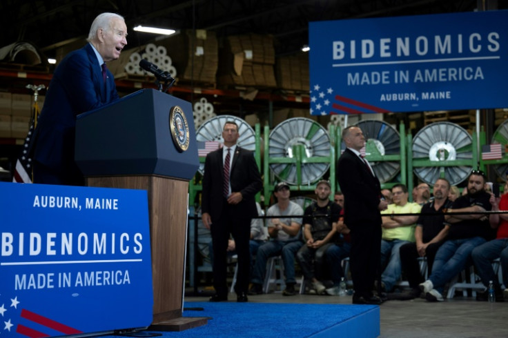 Aside from climate action and environmentalism, Joe Biden is eager to tout his economic agenda and the policies that he says are reviving America's infrastructureéconomique dans une usine à Auburn (Maine, nord-est) le 28 juillet 2023