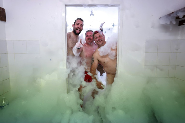 The Saint-Sulpice-sur-Leze players wash away the sins of the previous 80 minutes