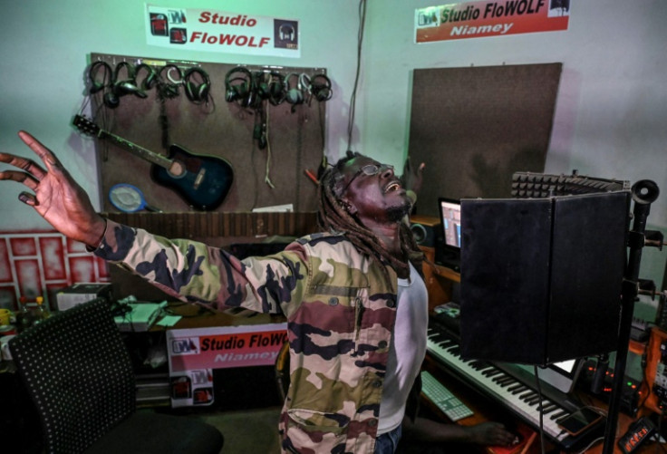 Reggae artist Black Mailer and others like him do not hesitate to criticise Niger's previous regimes, at great risk to themselves