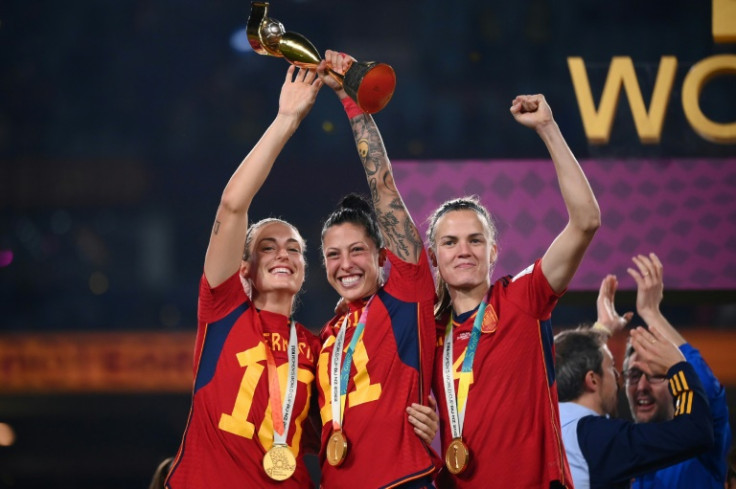 Jenni Hermoso (C) holds aloft the Women's World Cup trophy